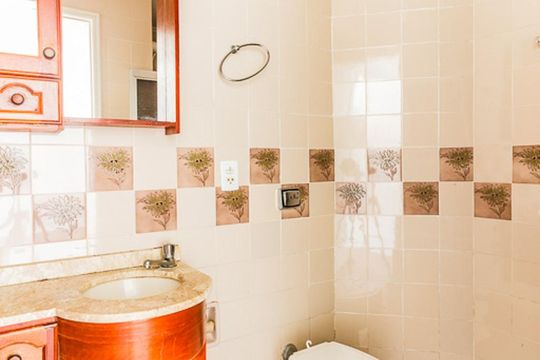 Banheiro de apartamento à venda com 1 quarto, 65m² em Centro Histórico, Porto Alegre