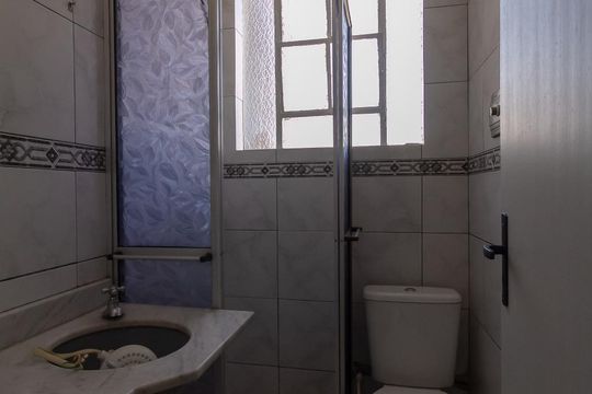 banheiro social de apartamento à venda com 1 quarto, 30m² em Bela Vista, Porto Alegre