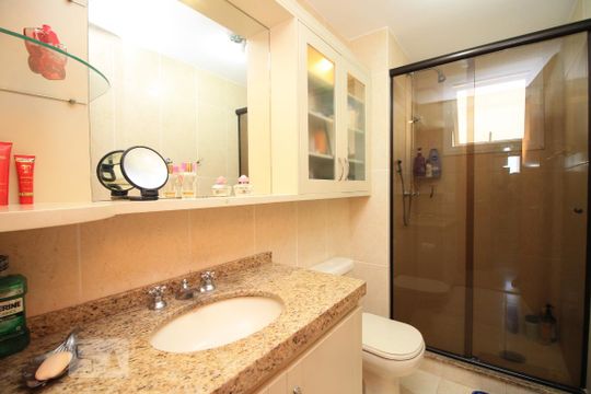 Banheiro de apartamento à venda com 3 quartos, 120m² em Passo da Areia, Porto Alegre