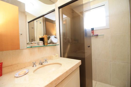 Banheiro de apartamento à venda com 3 quartos, 120m² em Passo da Areia, Porto Alegre
