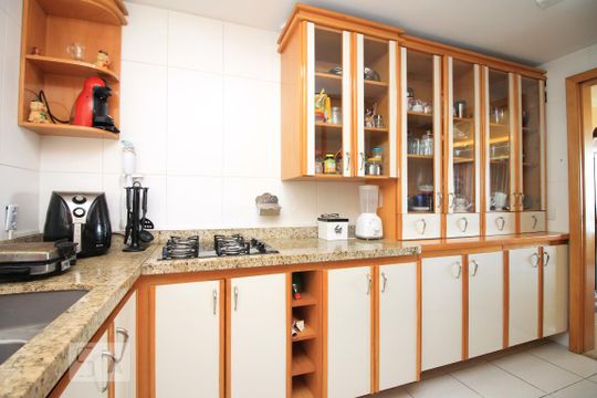 Cozinha de apartamento à venda com 3 quartos, 120m² em Passo da Areia, Porto Alegre
