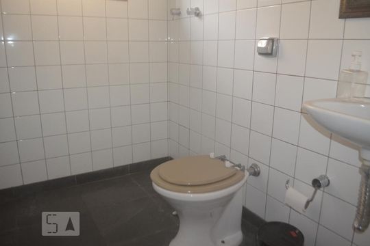 Banheiro de casa de condomínio para alugar com 2 quartos, 120m² em Jardim Leonor, São Paulo