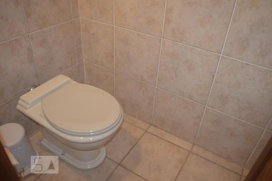Banheiro de casa de condomínio para alugar com 2 quartos, 120m² em Jardim Leonor, São Paulo