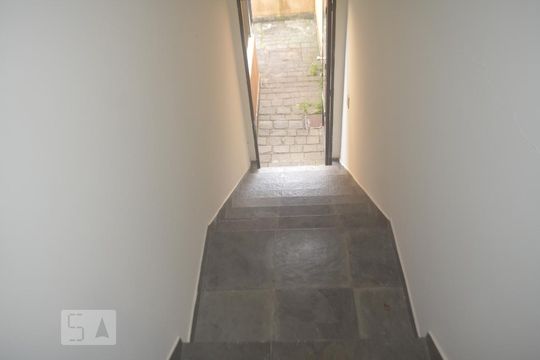 Escada de casa de condomínio para alugar com 2 quartos, 120m² em Jardim Leonor, São Paulo