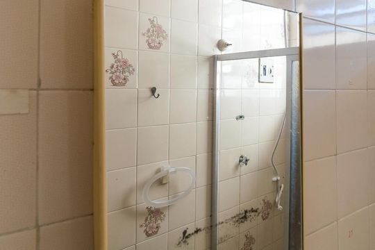 Banheiro 2 - Armário com espelho de apartamento para alugar com 4 quartos, 290m² em Braz de Pina, Rio de Janeiro