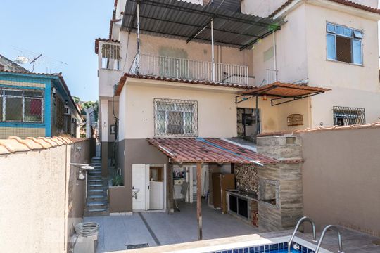 Quintal dos fundos - Fachada da casa de apartamento para alugar com 4 quartos, 290m² em Braz de Pina, Rio de Janeiro