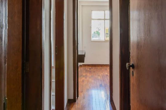 Corredor de apartamento para alugar com 3 quartos, 140m² em Santo Antônio, Belo Horizonte