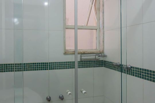 Chuveiro e Banheira Banheiro Social de apartamento para alugar com 3 quartos, 140m² em Santo Antônio, Belo Horizonte