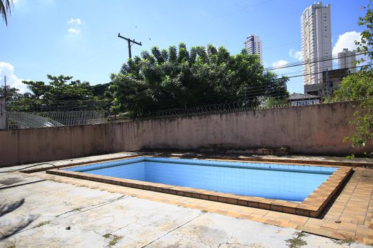 Piscina de casa à venda com 7 quartos, 900m² em Setor Oeste, Goiânia
