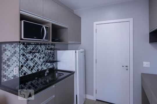 Cozinha de apartamento para alugar com 1 quarto, 33m² em Barra Funda, São Paulo