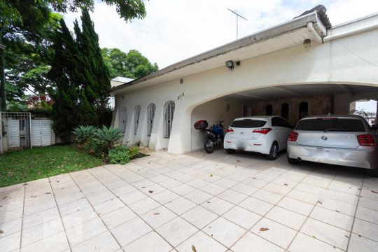 Garagem de casa para alugar com 8 quartos, 400m² em Jardim Londrina, São Paulo