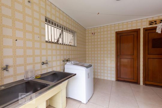 Área de serviço de casa para alugar com 8 quartos, 400m² em Jardim Londrina, São Paulo