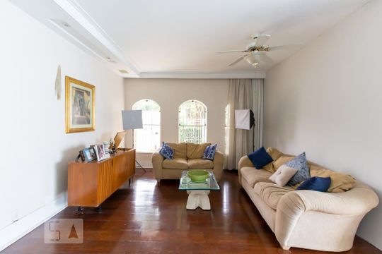 Casa para alugar com 8 quartos, 400m² em Jardim Londrina, São Paulo