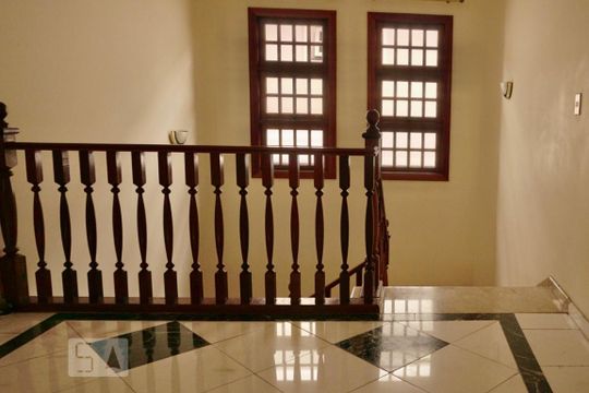 Acesso andar inferior de casa para alugar com 4 quartos, 550m² em Jardim Maia, Guarulhos