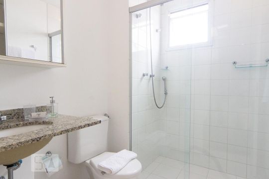 Banheiro  de kitnet/studio para alugar com 1 quarto, 50m² em Vila Andrade, São Paulo