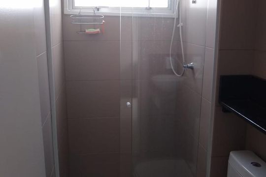 banheiro de apartamento para alugar com 2 quartos, 49m² em Vila Satúrnia, Campinas