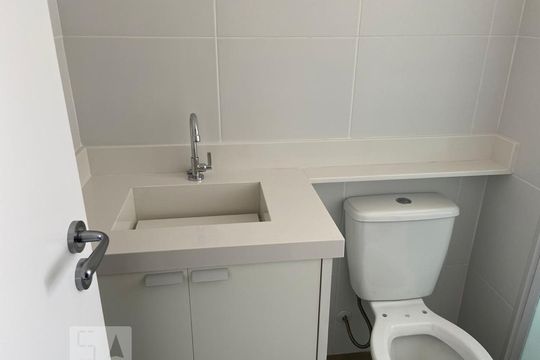 Banheiro  de apartamento para alugar com 2 quartos, 55m² em Santa Teresinha, São Paulo
