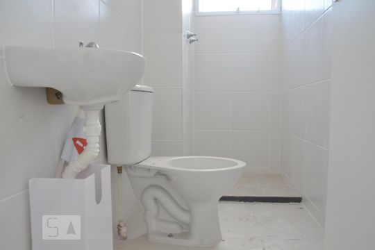 Banheiro de apartamento para alugar com 2 quartos, 45m² em Del Castilho, Rio de Janeiro
