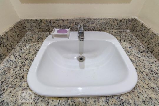 Banheiro de apartamento para alugar com 1 quarto, 30m² em Savassi, Belo Horizonte
