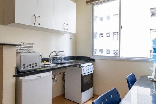 Cozinha de apartamento para alugar com 1 quarto, 30m² em Savassi, Belo Horizonte