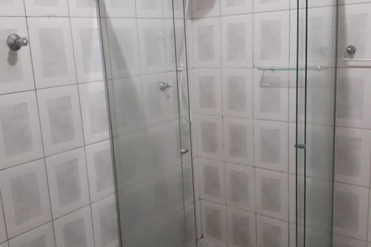 Banheiro de kitnet/studio para alugar com 1 quarto, 56m² em Bela Vista, São Paulo