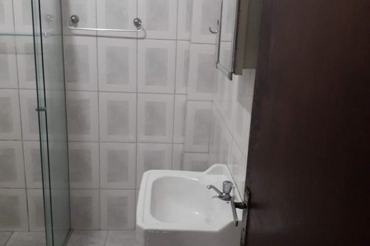 Banheiro de kitnet/studio para alugar com 1 quarto, 56m² em Bela Vista, São Paulo