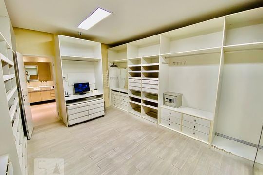 Closet da suíte 1 de casa à venda com 5 quartos, 871m² em Cidade Jardim, São Paulo