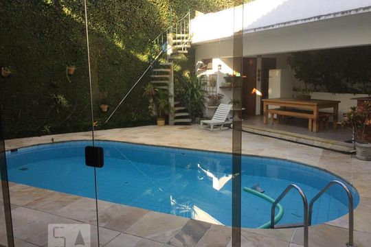 Área externa de casa à venda com 4 quartos, 450m² em Vila Sônia, São Paulo