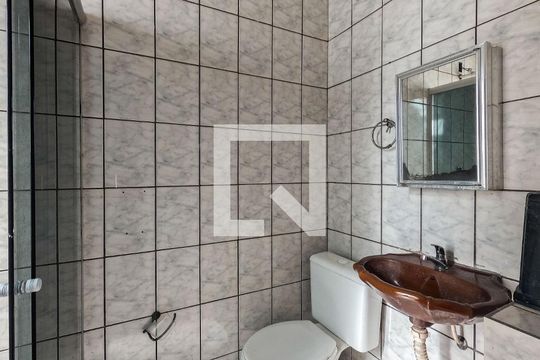 Banheiro de casa para alugar com 1 quarto, 40m² em Piqueri, São Paulo