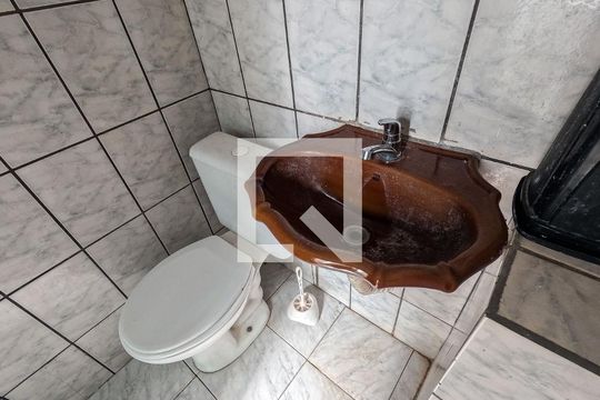 Banheiro de casa para alugar com 1 quarto, 40m² em Piqueri, São Paulo