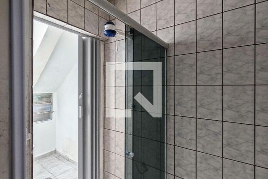 Banheiro de casa para alugar com 1 quarto, 40m² em Piqueri, São Paulo