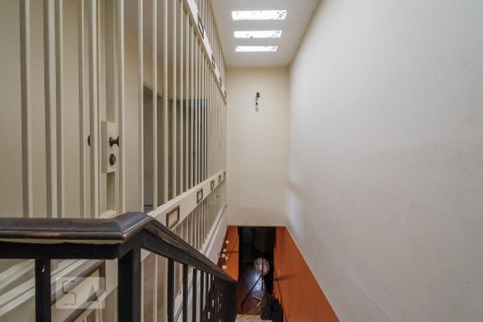 Escada de casa para alugar com 5 quartos, 1000m² em Campo Belo, São Paulo