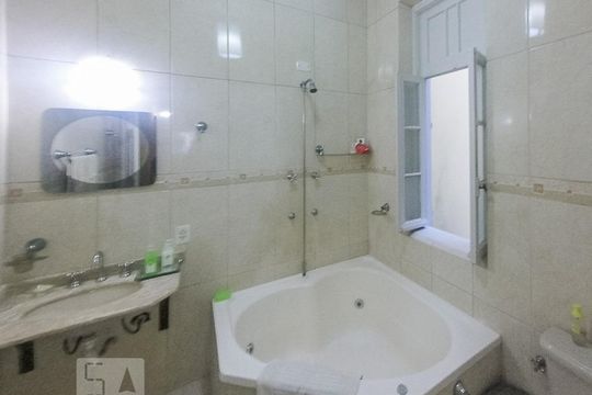 Banheiro de casa para alugar com 4 quartos, 180m² em Centro Histórico, Porto Alegre