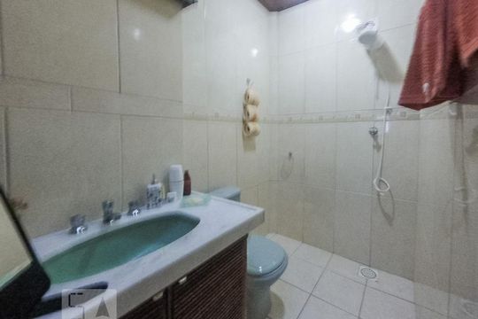 Banheiro de casa para alugar com 4 quartos, 180m² em Centro Histórico, Porto Alegre