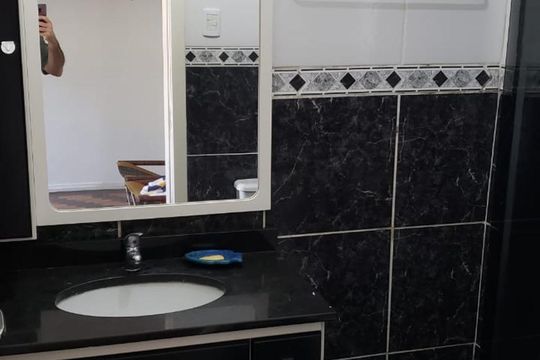 Banheiro de apartamento à venda com 1 quarto, 34m² em Floresta, Porto Alegre