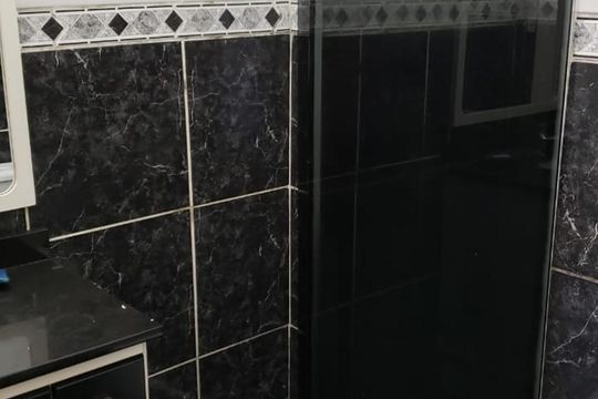 Banheiro de apartamento à venda com 1 quarto, 34m² em Floresta, Porto Alegre