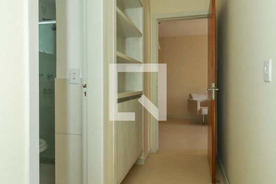 Corredor de apartamento para alugar com 3 quartos, 105m² em Floresta, Porto Alegre