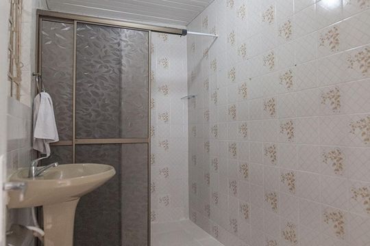 Banheiro de apartamento à venda com 1 quarto, 43m² em Alto da Rua Xv, Curitiba