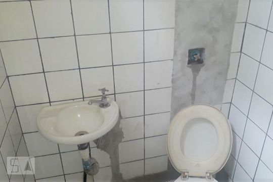 Banheiro de kitnet/studio para alugar com 1 quarto, 50m² em Vila Portugal, São Paulo