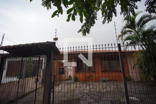 Fachada de casa à venda com 4 quartos, 144m² em Vila Ipiranga, Porto Alegre