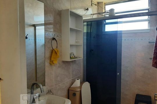 Banheiro de apartamento para alugar com 2 quartos, 65m² em Santa Rosa, Niterói