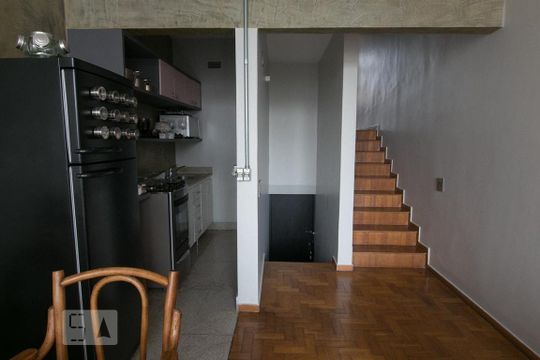 Escada de apartamento para alugar com 1 quarto, 50m² em Lourdes, Belo Horizonte