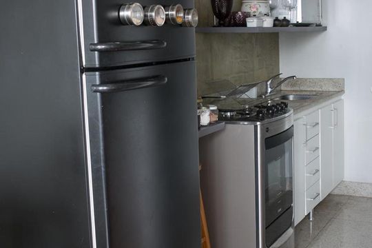 Cozinha de apartamento para alugar com 1 quarto, 50m² em Lourdes, Belo Horizonte