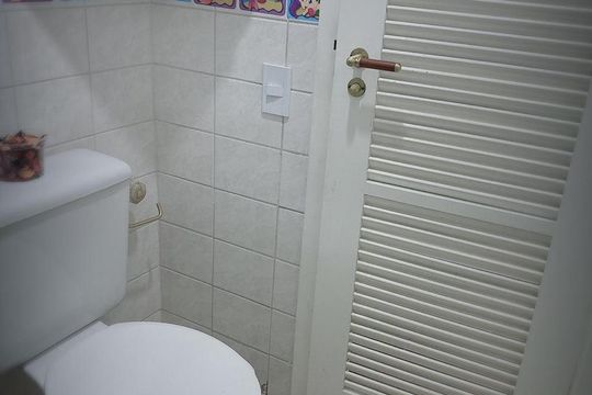 Banheiro de serviço de apartamento à venda com 3 quartos, 80m² em Vila Madalena, São Paulo