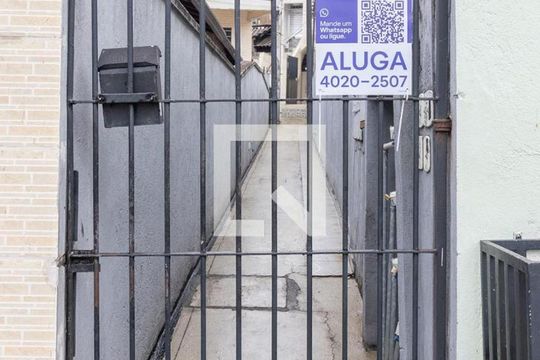 Fachada + Plaquinha de casa para alugar com 1 quarto, 55m² em Cidade Patriarca, São Paulo