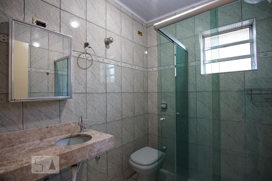 Banheiro social de casa à venda com 3 quartos, 100m² em Vila Caraguatá, São Paulo