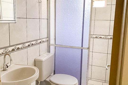 Banheiro de apartamento à venda com 1 quarto, 42m² em Centro Histórico, Porto Alegre