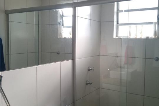 Banheiro de apartamento à venda com 2 quartos, 45m² em Vila Carminha, Campinas
