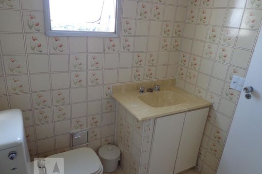 banheiro de apartamento para alugar com 2 quartos, 55m² em Vila Firmiano Pinto, São Paulo