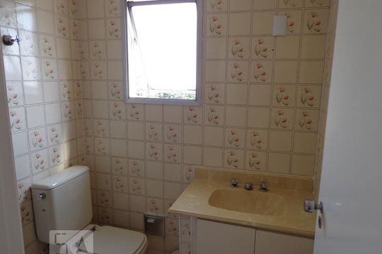 banheiro de apartamento para alugar com 2 quartos, 55m² em Vila Firmiano Pinto, São Paulo